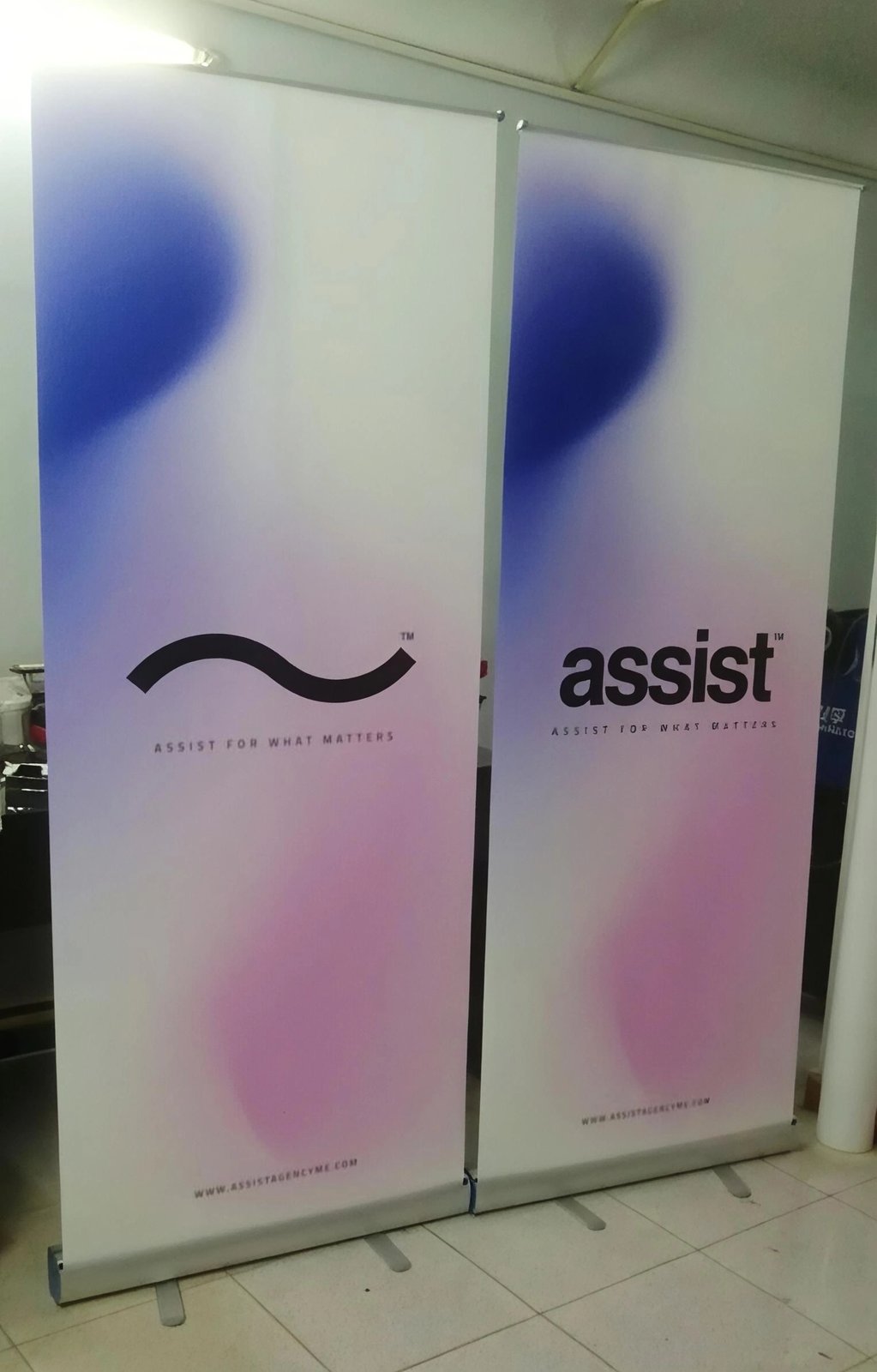 ستاندات رول أب بتدرج لوني أزرق وردي لشركة Assist