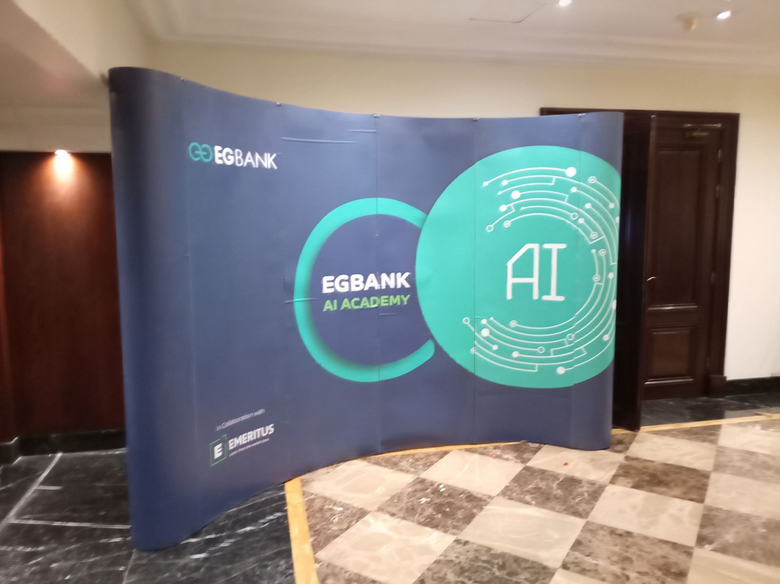 خلفية إعلانية منحنية لفعالية EGBank AI Academy بالتعاون مع Emeritus