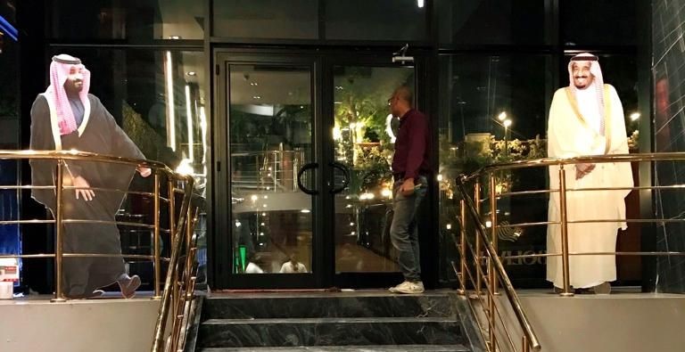 مجسمات شخصيات بالحجم الطبيعي عند مدخل احتفالية اليوم الوطني السعودي