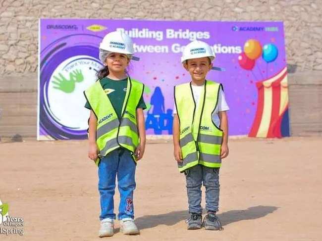 أطفال بزي المقاولين أمام باك دروب Academy Hubs