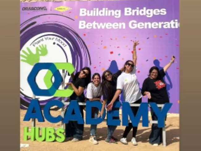 الباك دروب مع مجسم Academy Hubs الثلاثي الأبعاد