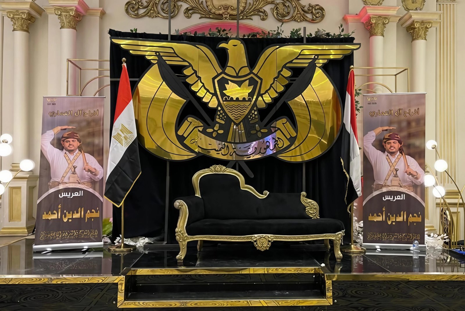 خلفية زفاف بشعار نسر ذهبي منفذ بالستانلس ستيل المطلي بالذهبي