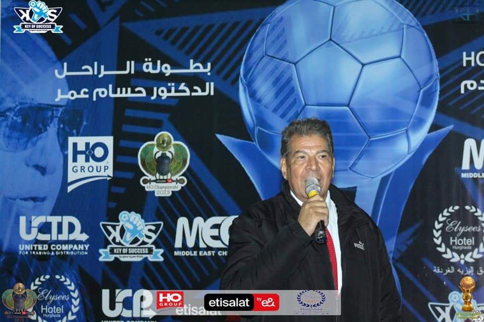 متحدث أمام باك دروب بطولة HO Group لكرة القدم بالميكروفون