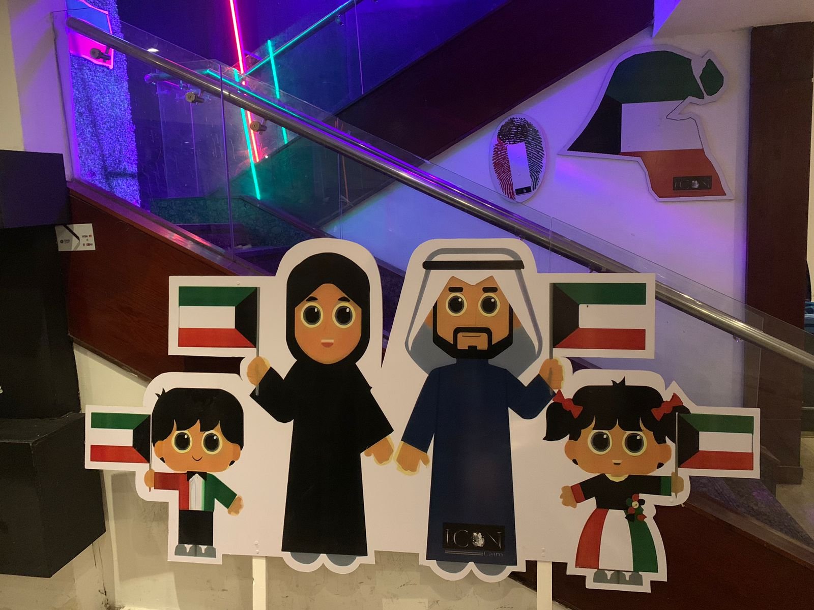 مجسمات عائلة كويتية كرتونية بالأعلام احتفالاً باليوم الوطني