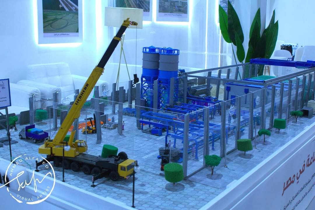 أونش رفع Liebherr مصغر بتفاصيل دقيقة ضمن ماكيت المصنع، تصوير أحمد الفايض