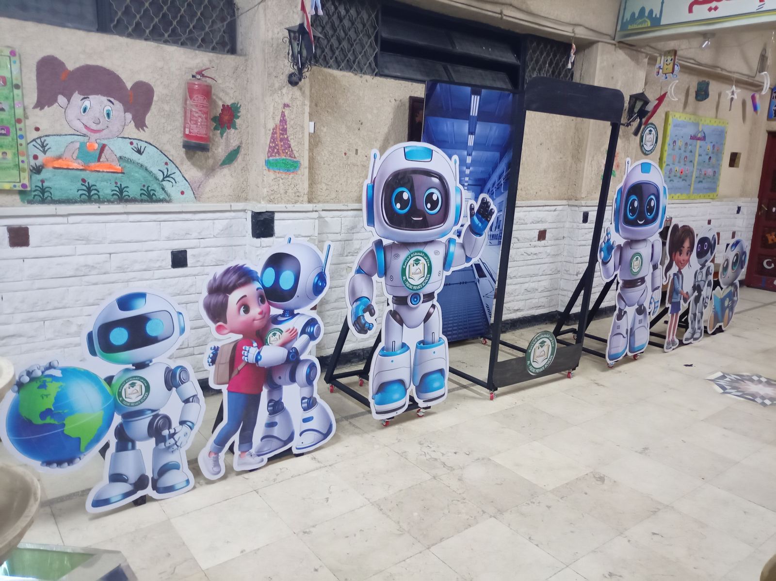 صف مجسمات روبوت وشخصيات كرتونية - ممر مدارس الفسطاط