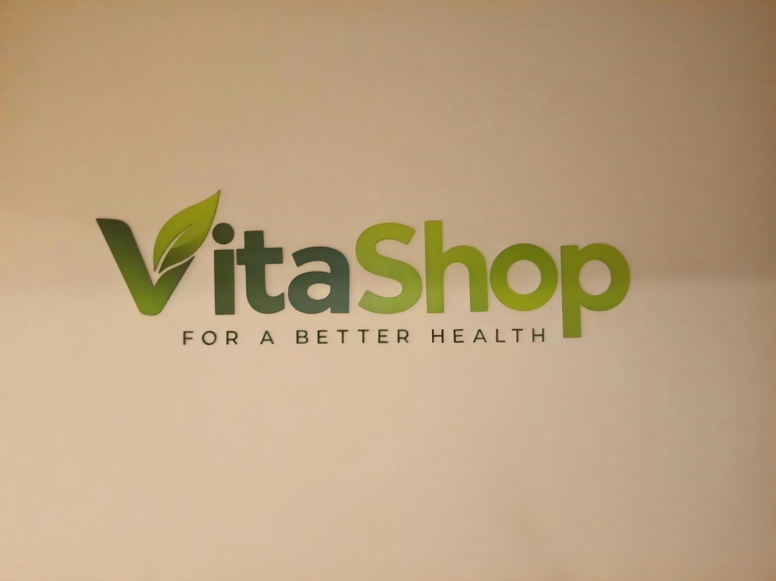 لوجو VitaShop بارز على الحائط بألوان الهوية - نيو سول