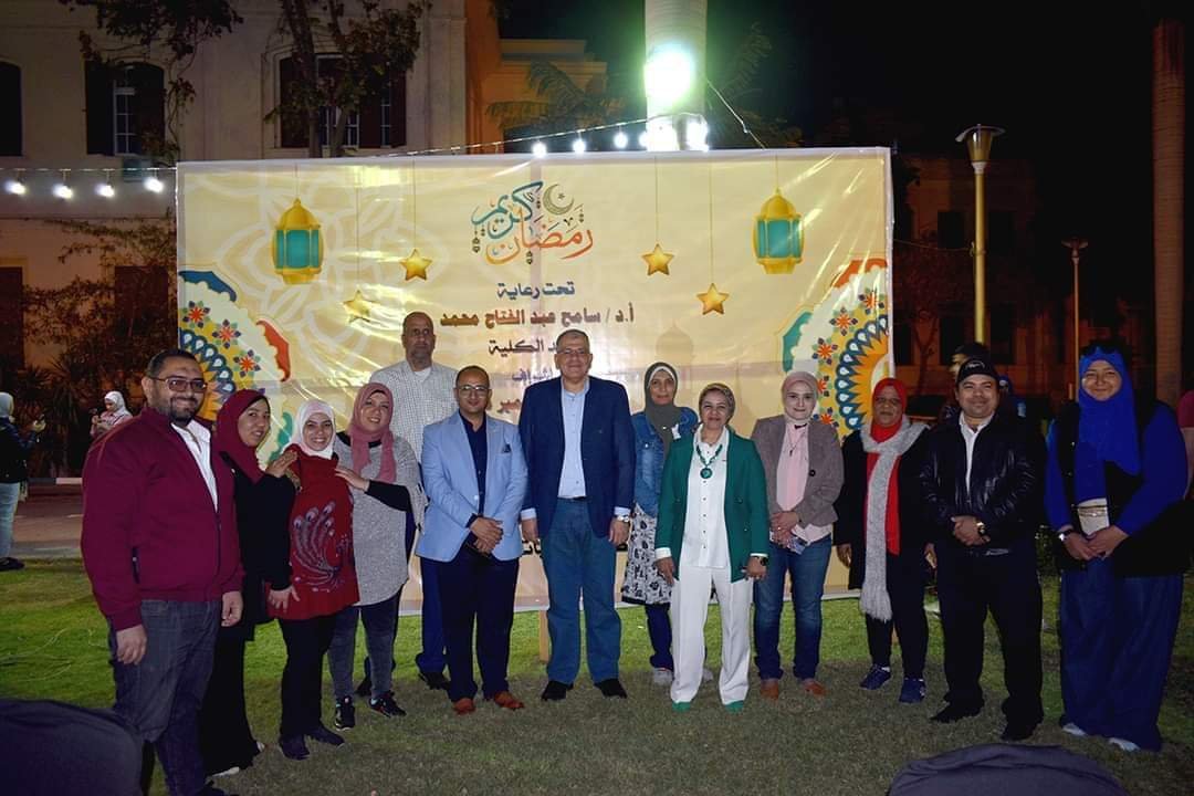 صورة جماعية أمام باك دروب رمضان كريم في حفل إفطار سنوي