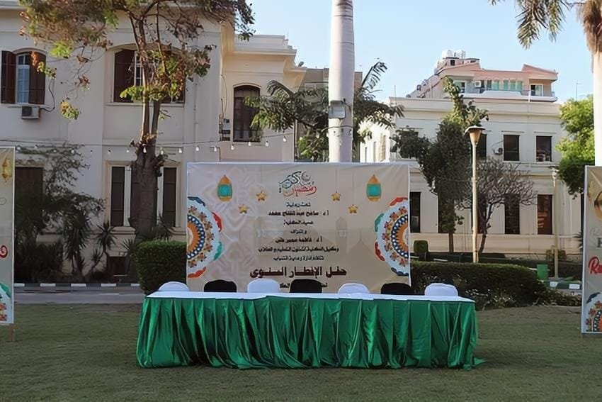 باك دروب رمضان كريم خارجي بطاولة كبار الضيوف قبل بدء الحفل