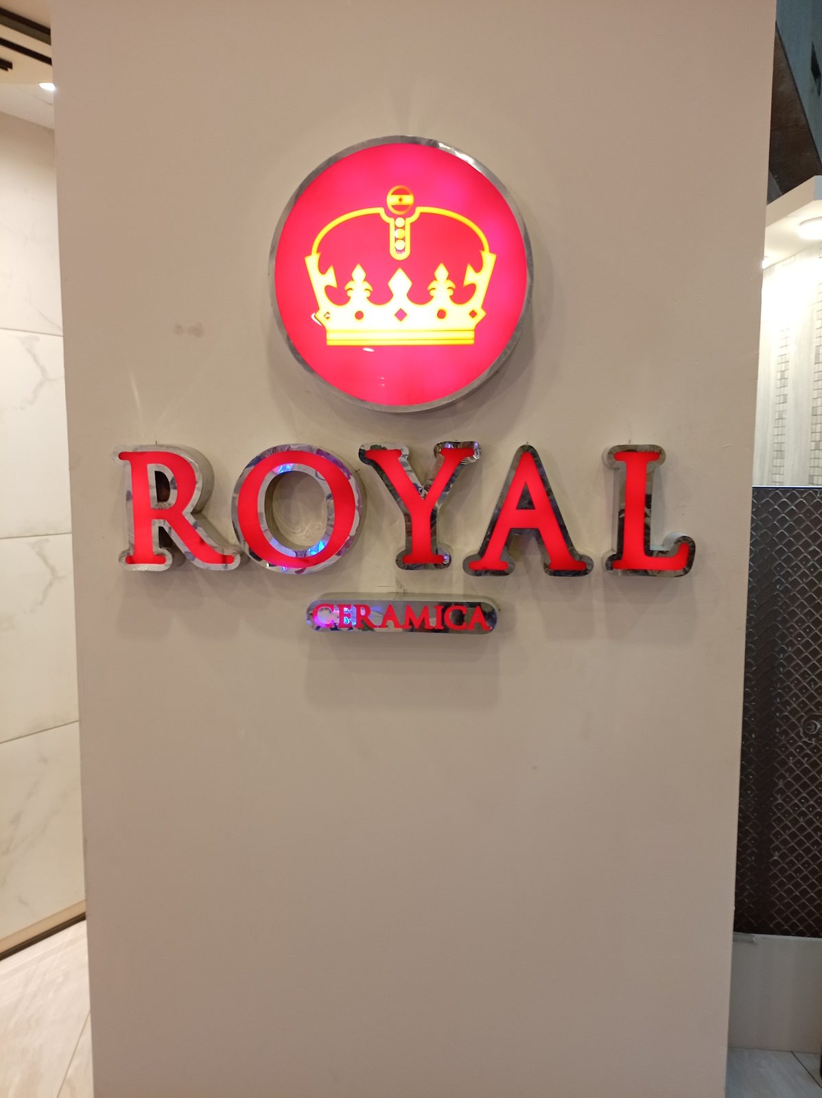 لافتة Royal Ceramica المضيئة بتصميم متميز داخل جناح معرض