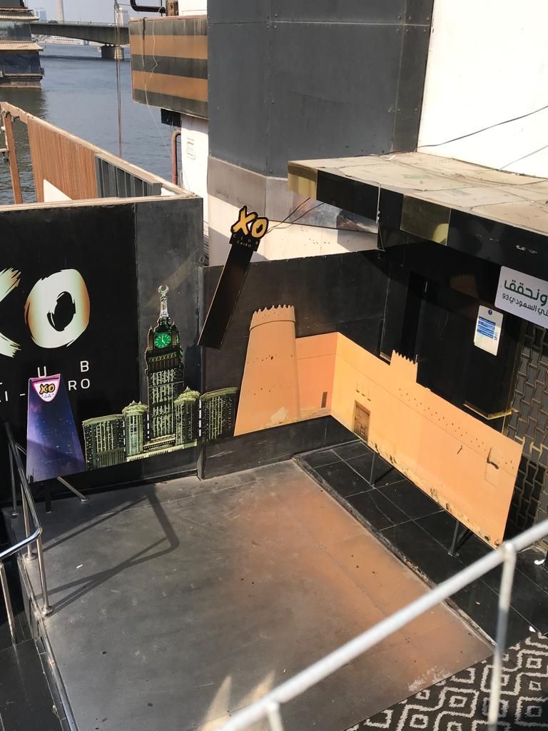 جدارية برج المملكة وقصر تراثي في XO Club بالنهار
